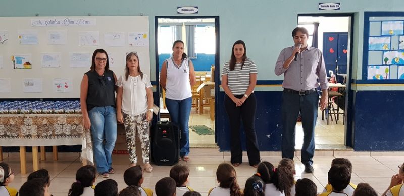 Prefeito Vinícius Barretos com a primeira dama,Secretária de Educação  Nádia,diretora ,funcionários da escola faz entrega de ovos de páscoa